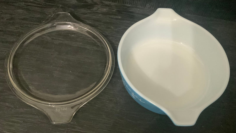 The Pyrex 471 Snowflake 1 Pint Casserole Dish