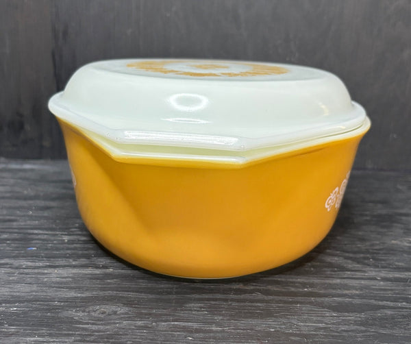 Pyrex Butterfly Gold 2.5 Quart Casserole Dish