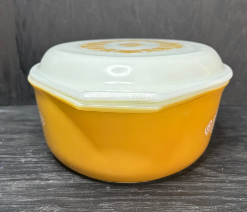 Pyrex Butterfly Gold 2.5 Quart Casserole Dish